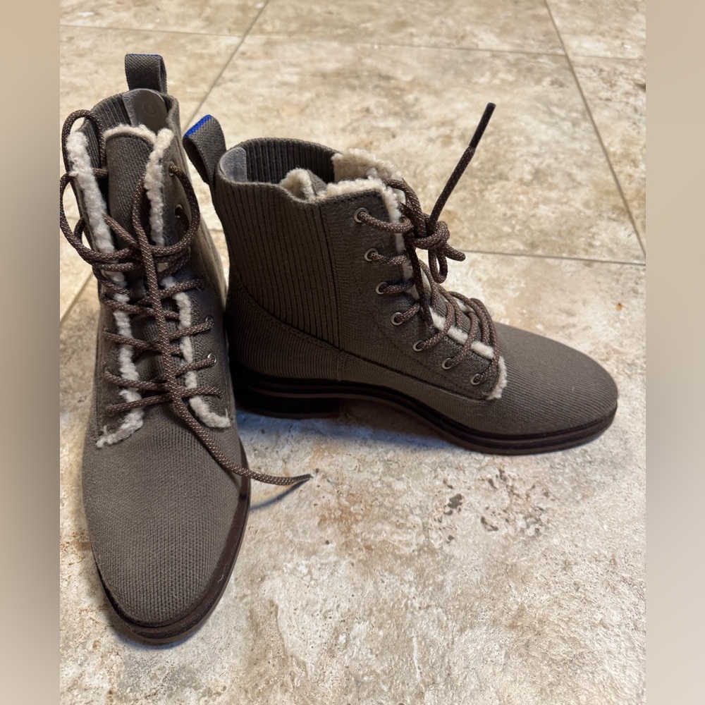 Rothys the Cozy Laced Lug Boot in Sparrow. NIB! Size 8